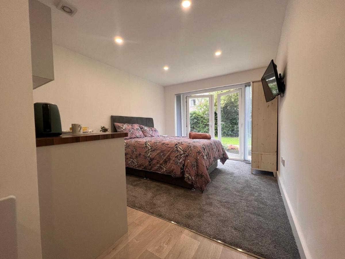 Selborne Studios Off Road Gated Parking Coventry Extérieur photo