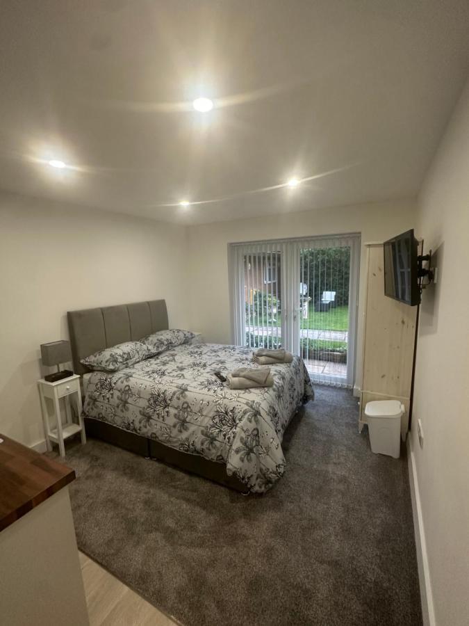 Selborne Studios Off Road Gated Parking Coventry Extérieur photo