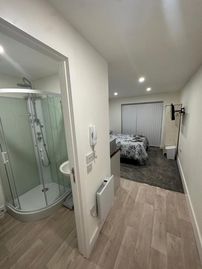 Selborne Studios Off Road Gated Parking Coventry Extérieur photo