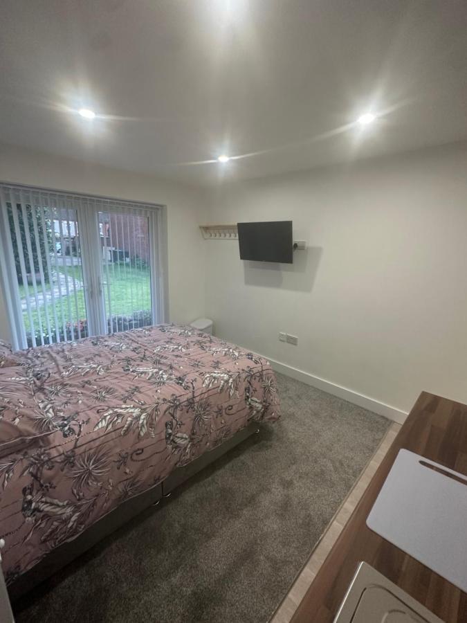Selborne Studios Off Road Gated Parking Coventry Extérieur photo