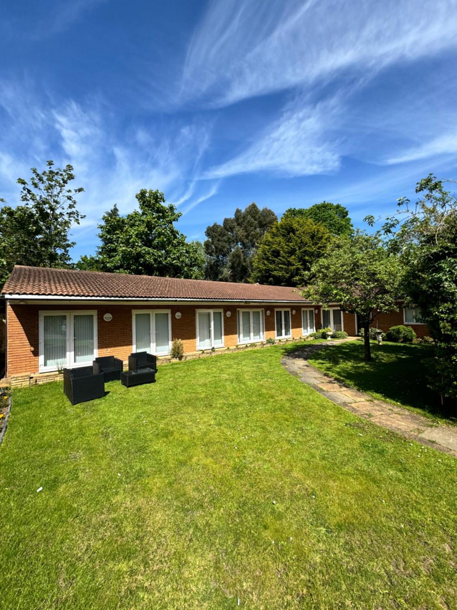 Selborne Studios Off Road Gated Parking Coventry Extérieur photo